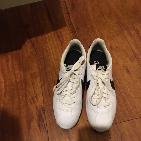 White and black nike Cortez’s - Picture 5 of 5